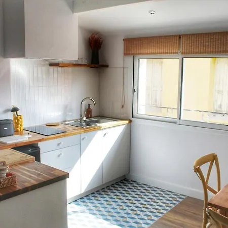 Apartment 1 Min To Central Beach شقة *